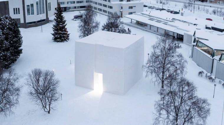 A 12 méter magas hókocka a cég minimalista stílusú központját idézi (Fotó: Polestar)