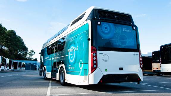 Hidrogéncellás autóbusz közlekedik Pakson kép