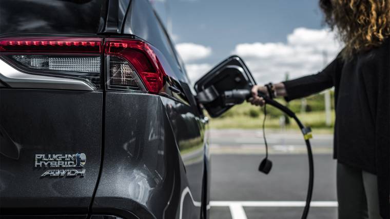 A tölthető hibrid (plug-in hybrid) autó jelenti a félutat a benzines és a tisztán elektromos hajtás között (Fotó: Toyota)