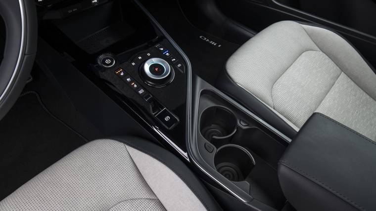 A small amount of piano lacquer got on the center console, but still in a tolerable amount (Photo: Kia)