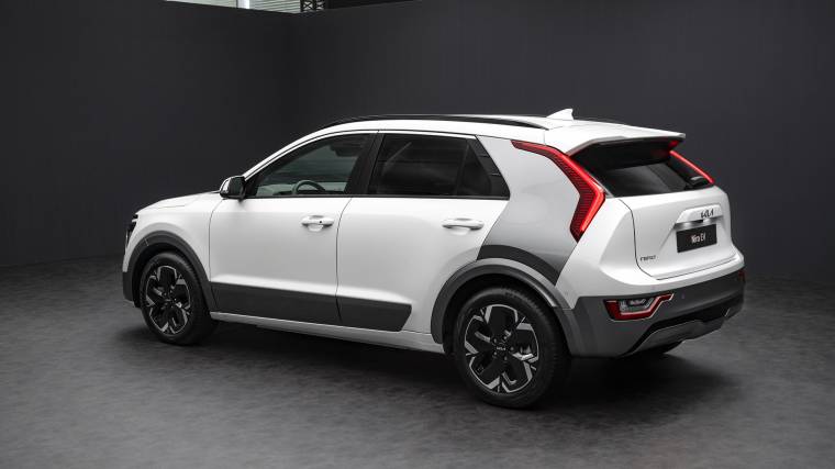 The two-tone paintwork and rims with black inserts look good on the Niro EV (Photo: Kia)