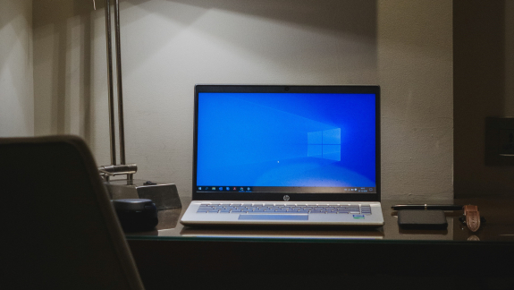 A Microsoft most azzal szekálja a Windows 10 felhasználókat, hogy vegyenek új számítógépet kép