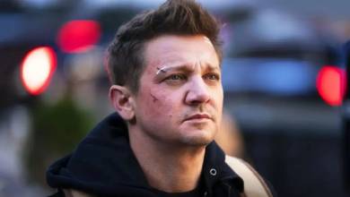 Videó, ahogy Jeremy Renner először sétál a balesete óta