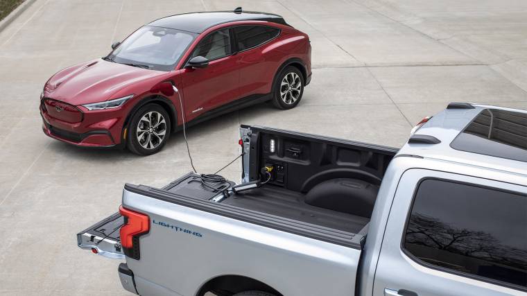 A képen a Ford V2V (vehicle-to-vehicle) töltőmegoldása, amely lehetővé teszi, hogy egyik autó táplálja a másik akkumulátorát (Fotó: Ford)