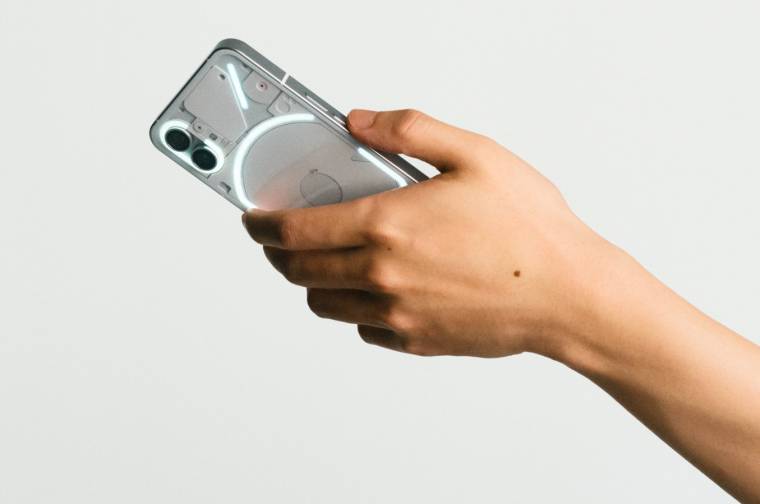 A szögletes kialakításnak köszönhetően stabilan lehet kézbe fogni a Nothing Phone (1)-et