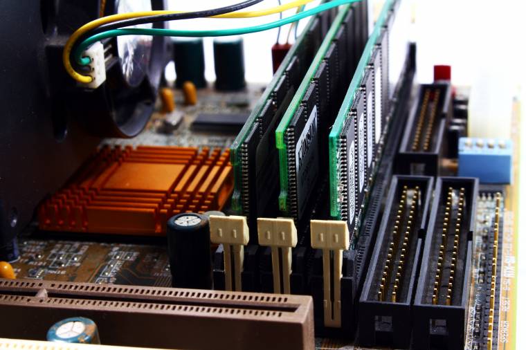 A RAM-modulokat se nem túl erősen, se nem túl gyengéden pattintsd a DIMM-foglalatokba
