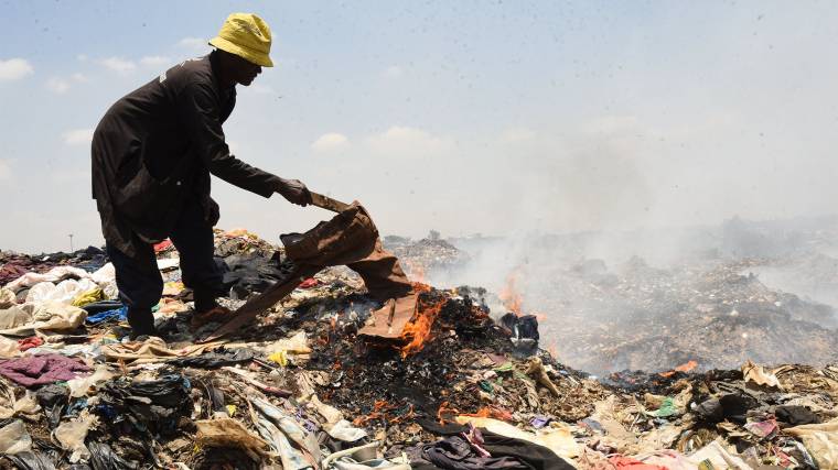 Kenyába annyi használhatatlan ruhaszemét érkezik, hogy nem tudnak mit kezdeni vele (Fotó: CMF)