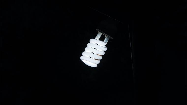 Néhány korszerű aprósággal - például LED-égőkkel - komoly megtakarítást lehet elérni (Fotó: Unsplash/Mamun Srizon)