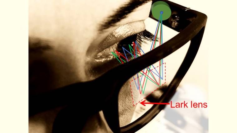 A Lark Optics megoldása egyenesen a felhasználó retinájára vetíti rá a kiterjesztett valóságot (Fotó: Lark Optics)