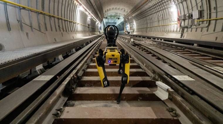 A párizsi metróban is szolgálatot teljesít a Boston Dynamics egy robotja kép