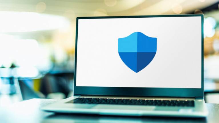 A Windows 11 azzal riogat, hogy ki van kapcsolva a Defender, de ez megint csak egy bug fókuszban