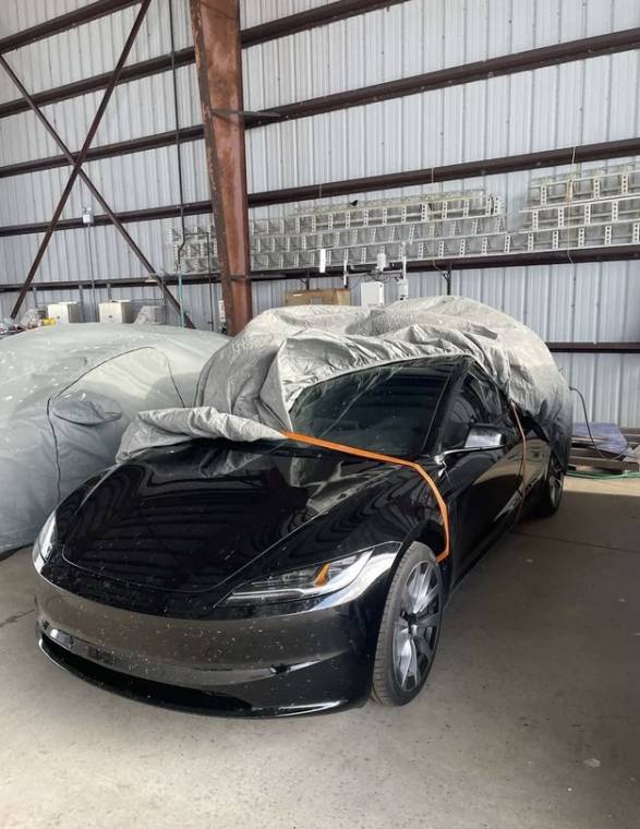 A titokzatos jármű, ami lehet, hogy a Tesla Model 3 frissített verziója (Fotó: Reddit)