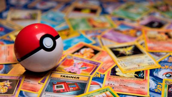 Épp egy 67 lapos Pokémon kártya gyűjteményt árulnak az eBayen 3 milliárd forintért kép