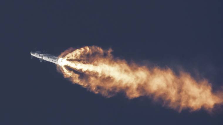 Telibe kapott egy autót a SpaceX hatalmas rakétájának lökéshulláma kép