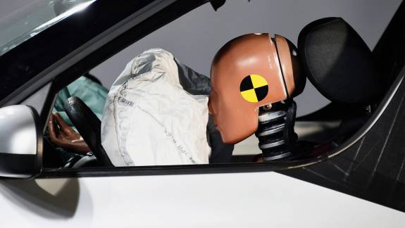 Az alvó utasokat védi a Ford speciális légzsákja kép