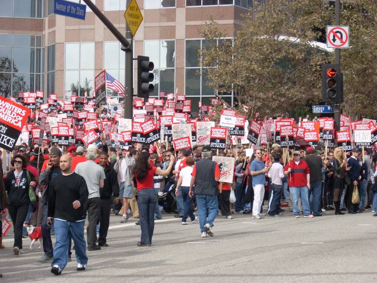 Rengetegen vonultak az utcára 2008-ban sztrájkolni