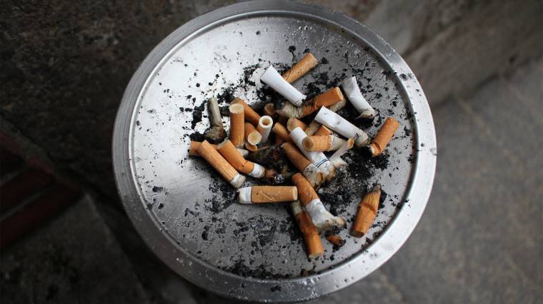 A szakértők szerint a füstszűrős cigaretta hamis biztonságérzetet ad a dohányosoknak (Fotó: Unsplash/Julia Engel)