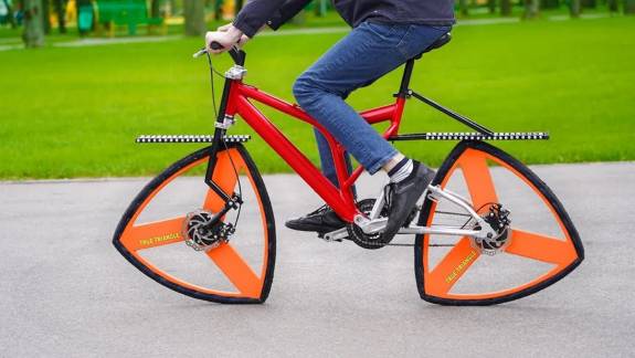 A szögletes után itt a háromszög-kerekű bicikli kép