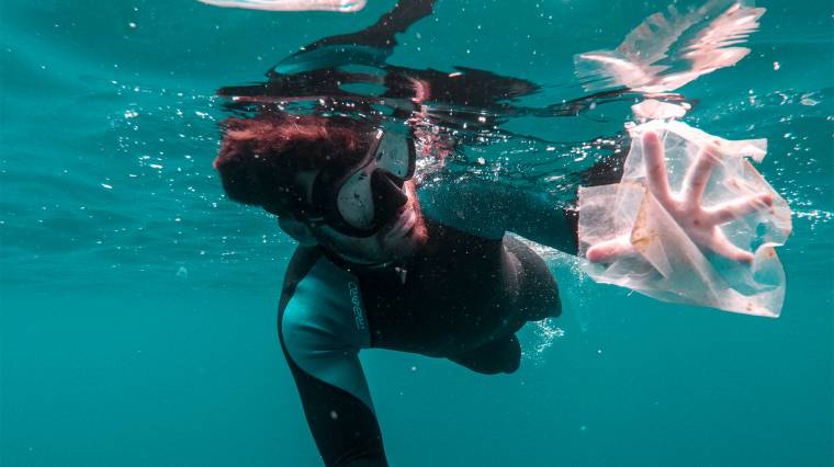 Minden földlakóra 21 ezer, a tengerekben és óceánokban úszó műanyagdarab jut (Fotó: Unsplash/Cristian Palmer)