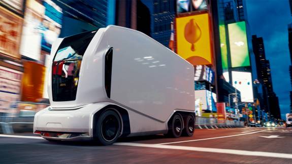 Ilyen önvezető elektromos kamionok árasztják el rövidesen a Közel-Kelet útjait kép