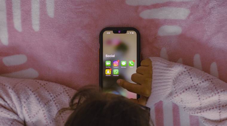 Az iOS 17 megvédi a gyerekeket a pornográf tartalmaktól