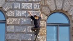 Pókembert játszott Jared Leto egy berlini hotel falán, könnyen tragédia is történhetett volna kép