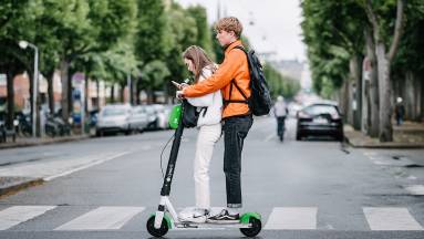 Prága betiltja a bérelhető elektromos rollereket kép