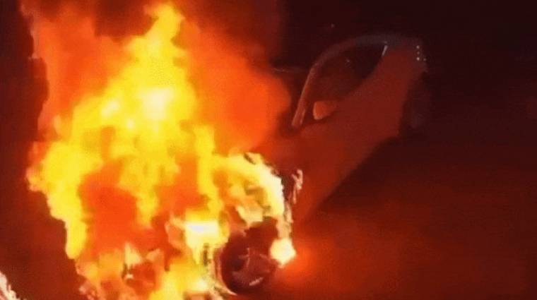 Felgyújtotta egy Twitch-streamer Jaguarját egy elborult rajongó bevezetőkép