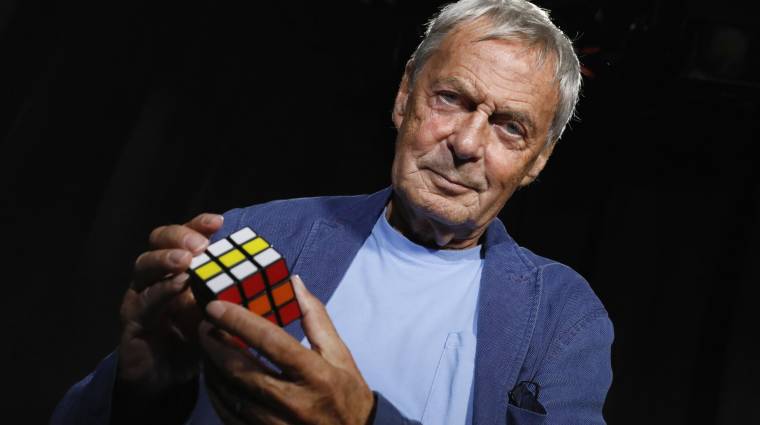 Szenzációs világrekord született, senki sem rakja ki olyan gyorsan a Rubik-kockát, mint ez a srác bevezetőkép