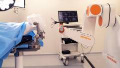 Robotsebész ültetett elektródákat epilepsziás betegek agyába kép