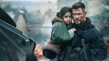 Chris Hemsworth Idris Elbával együtt feszít a Tyler Rake: A kimenekítés 3 első képein kép