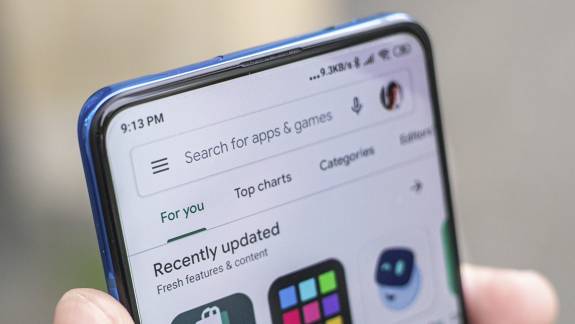 A Google és Apple alkalmazásboltjai aktívan reklámozzák a vetkőztető programokat kép