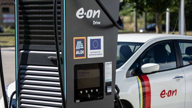 A 300 kilowattos töltők akár 15 perc alatt képesek feltölteni az elektromos autók akkumulátorait