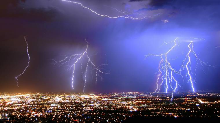 A hirtelen támadó viharok során előfordulhat áramkimaradás, ami komoly károkat okozhat az otthonunkban (Fotó: Schneider Electric)