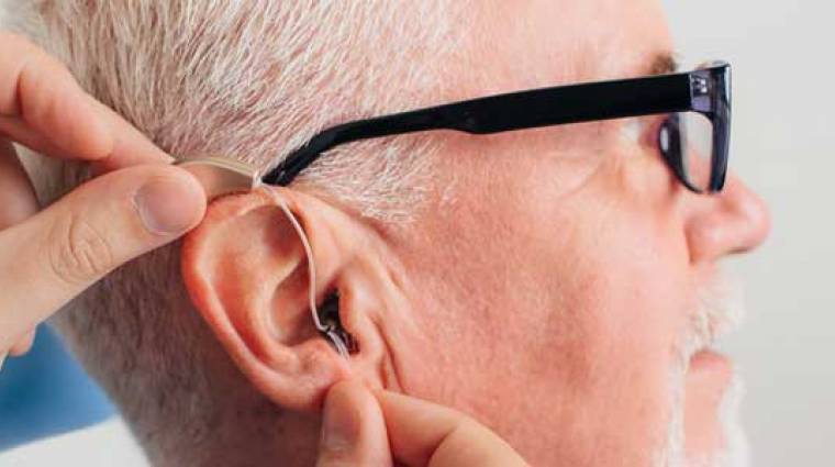 Egy friss tanulmány kapcsolatot fedezett fel a kezeletlen hallásproblémák és az időskori demencia között kép