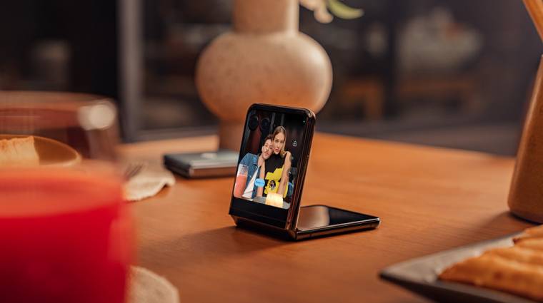 Nagy lendülettel tér vissza a magyar piacra, színes-hajtogatós mobillal és barátságos árazással ered a Samsung-Apple duó nyomába a Motorola kép