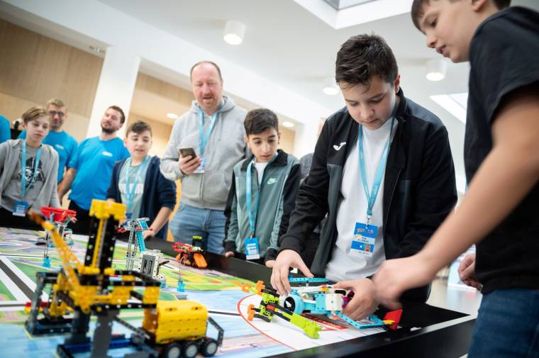 A First Lego Leauge robotfutama egy hazai versenyen