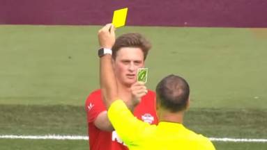 Uno-kártyával semlegesítette a sárga lapot az egyik játékos egy jótékonysági mérkőzésen kép