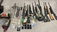 Drogokat, fegyvereket, és a Lich King kardját is lefoglalta a rendőrség egy rajtaütés során kép