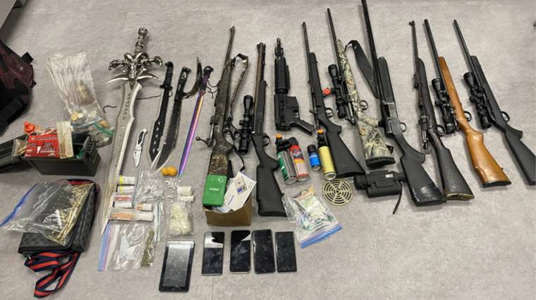 Drogokat, fegyvereket, és a Lich King kardját is lefoglalta a rendőrség egy rajtaütés során bevezetőkép