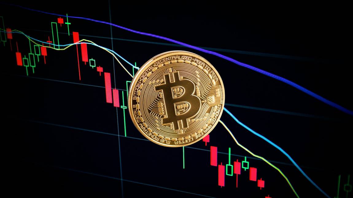 Egy év alatt közel felére esett a Bitcoin árfolyama kép