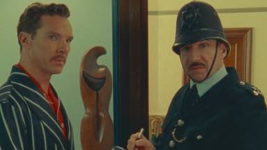 Benedict Cumberbatch lubickol Wes Anderson kisfilmjében, itt az első trailer kép
