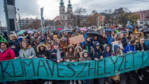 Több száz városban tüntettek a klímakatasztrófa ellen kép