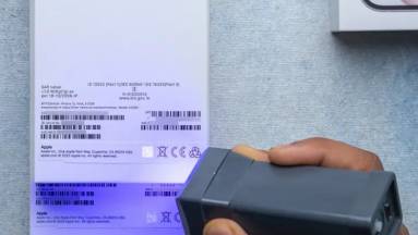 Titkos, csak UV fényben látható matricával védekezik a kamu iPhone árusok ellen az Apple kép