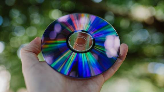 Felfüggesztett börtönbüntetést kapott a „retró kalóz”, aki CD-n árult jogvédett zenéket kép