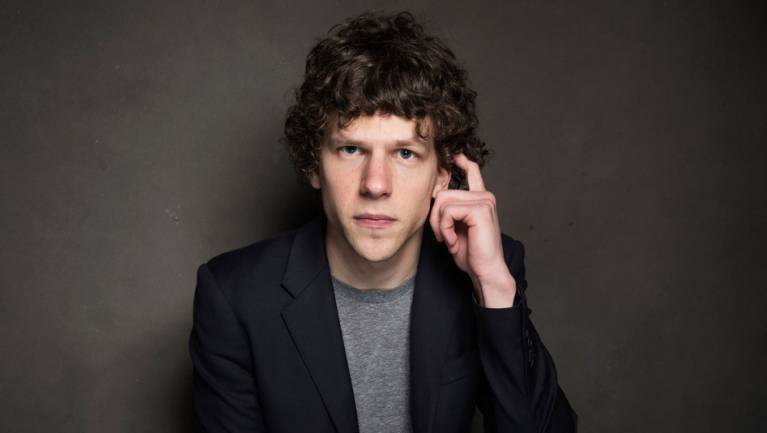 Jesse Eisenberg egy vadidegennek adományozza az egyik veséjét fókuszban