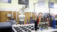Átadták a miskolci villamosipari technikum új ipari robotika laborját kép