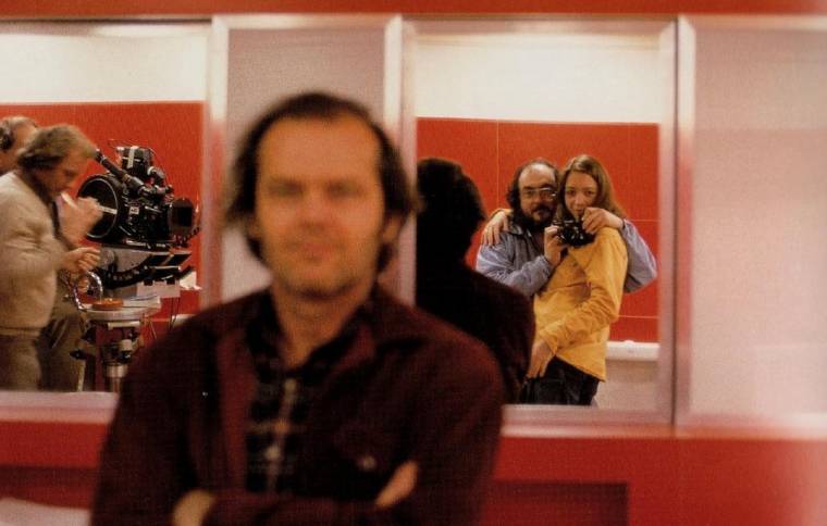 Az előtérben elmosódva Jack Nicholson, a háttérben Stanley Kubrick a lányával