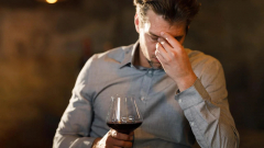 Fáj a fejed a vörösbortól? Ez lehet az oka! kép