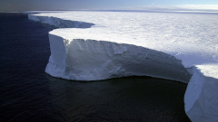 Egy ezermilliárd tonnás jéghegy szakadt el az Antarktisztól kép